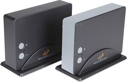 To trådløse Soundcast SurroundCast SCS-200 sendere i sort, rektangulære, side om side på hvid baggrund