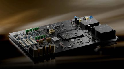 Placa eletrônica interna de um aparelho de áudio EverSolo, condensadores e componentes visíveis em close-up