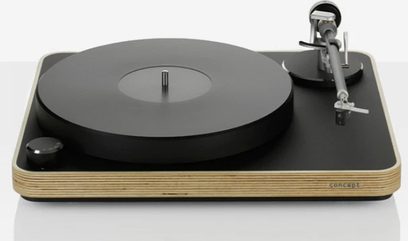Czarna gramofon ClearAudio Concept, z zamontowanym ramieniem i wkładką, widok lekko ukośny z góry, z figurką umieszczoną na talerzu