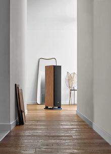 Diffusore da pavimento Focal Aria Evo X N°4 in noce, vista frontale, cabinet in legno scuro, tweeter e altoparlanti bianchi, base nera