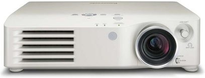 Panasonic PT-AX200E hvid videoprojektor, set forfra, objektivet er forskudt til højre, ventilationsriste, knapper på toppen