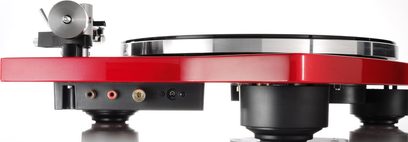 Platine vinyles Thorens TD 209 rouge laqué, vue de face et de côté, plateau noir, bras de lecture argenté, boutons et prises à l'arrière