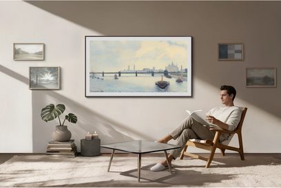 Samsung The Frame TV TQ55LS03HA hængt på væggen, skærm som et billede med indrammet landskab i en beige stue