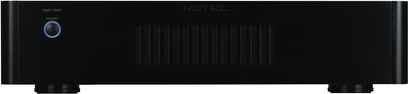 Forside af en sort Rotel RMB-1565 effektforstærker, blå knap, 5 LED'er, strømlinet design