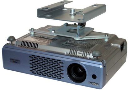 Metallisk grå "Sanyo" videoprojektor på metallisk grå "Erard VP Mount 2427" loftbeslag, set forfra