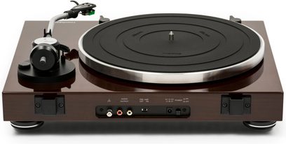 Hi-fi pladespiller Thorens TD 204 A i valnøddetræ set ovenfra, sort pladetallerken, tonearm med pickup, betjeningsknapper på forsiden