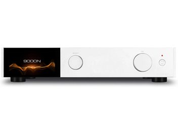 Audiolab 9000N nettverkslydspiller sølv med svart skjerm som viser "9000N" og oransje bølger, to sirkulære knapper og en av/på-knapp