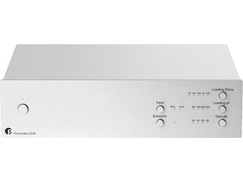 Preamplificator phono Pro-Ject Phono Box S3 B argintiu, carcasă dreptunghiulară văzută din față, cu comenzi pe panoul frontal