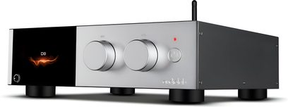 Audiolab D9 -DAC-äänimuunnin, hopeanvärinen alumiinirunko, osittain kiiltävän musta ja mattahopea etupaneeli, kaksi suurta pyöreää säädintä, punainen merkkivalo, virtapainike, takana antenni, neljä sylinterimäistä jalkaa, kolmen neljäsosan näkymä edestä oikealta