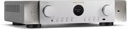 Marantz Cinema 70s gümüş ev sinema sistemi, ön panel, ön görünüm, düğmeler, kadranlar, ekran, kulaklık ve mikrofon girişleri