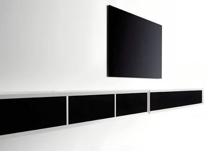 Panou dreptunghiular negru și mobilier mural cu fațade negre încadrate în metal alb, segmente în unghi, vedere oblică