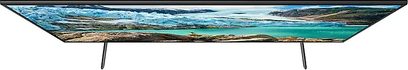 Téléviseur Samsung UE65RU7175 ultra-plat, écran rectangulaire, cadre fin, image paysage marin turquoise sur l'écran, vue de face
