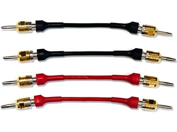 Quatro cabos de áudio vermelhos e pretos, com conectores dourados em cada extremidade, dispostos paralelamente sobre um fundo branco