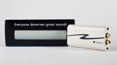 Černý a stříbrný audio převodník DAC HRT iStreamer, pohled zepředu, s nápisem „Everyone deserves great sound!“