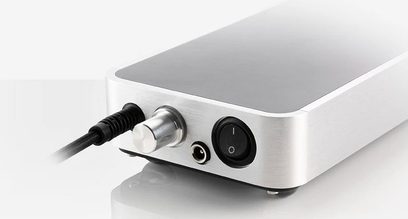 Alimentatore esterno ClearAudio Smart power 12V argento, case rettangolare in metallo, connettori jack e interruttore sul lato