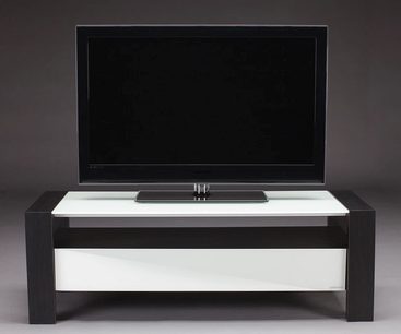 Norstone Design Kubben WB audio-videomøbel, sort og hvid, med hvid hylde og topbord, set forfra på grå baggrund