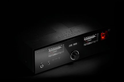 Amplificatore audio nero in metallo, vista a tre quarti, due VU meter, schermo con testo, grande manopola, oblò con valvola arancione