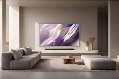 Samsung TQ677S99H fladskærms-tv 2026 monteret på væggen i en minimalistisk stue, abstrakt visuelt motiv i violet og beige