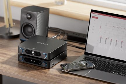 Sort FiiO-skrivebordslydsæt med stablede enheder, højttaler, bærbar computer og smartphone