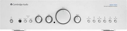 Cambridge Audio 540A V2 sølvfarvet stereo hi-fi-forstærker, set forfra, knapper og stik på forsiden