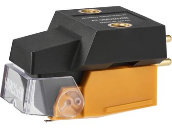 Audio Technica AT-VM530xEN hi-fi pickup i sort og orange plast, gennemsigtigt diamantdæksel foran og guldbelagte metalstik bagpå, set fra trekvart vinkel