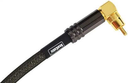 Kabel do subwoofera Real Cable SUB1801 7,5m, pozłacany kątowy wtyk RCA, czarna pleciona osłona, zbliżenie