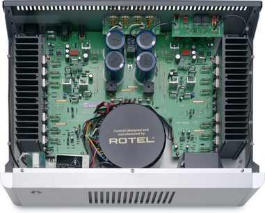 Vysokofidelitní výkonový zesilovač Rotel RB1552 MKII stříbrný, pohled shora, zelené tištěné spoje, elektronické součástky, černé chladiče, centrální kruhový transformátor