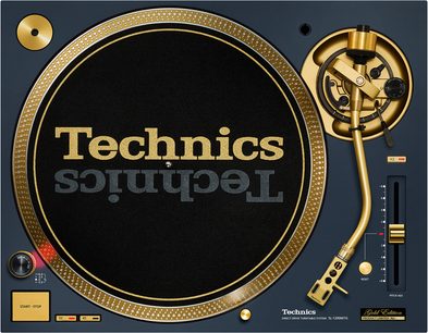 Blå Technics SL-1200M7G-platespiller sett ovenfra, med gullfarget tallerken og tonearm