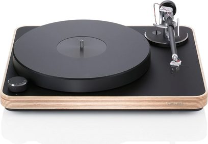 ClearAudio Concept Wood sort pladespiller med tonearm og pickup, på lys træbase, set ovenfra
