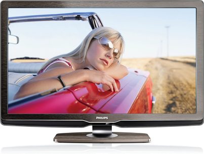 Philips 37PFL9604H-fladskærms-tv viser en ung blond kvinde med solbriller, der ligger på den røde motorhjelm af en cabriolet