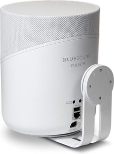 Biały wspornik ścienny BlueSound PULSE M, widok z przodu i z boku. Cylindryczny kształt, biały materiał, perforowana osłona głośnika