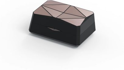 Trådløs iFi Audio Go Pod Max transmitter i sort plast med rektangulær form, kobberfarvet metal med børstet finish og geometriske facetter på låget, set fra trekvart forfra