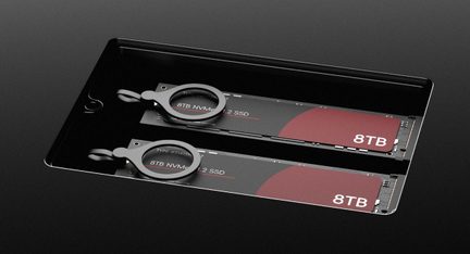 To NVMe M.2 SSD-er på 8TB i svart med røde etiketter, metalltrekkringer, i en svart metallskuff, skrått fra siden