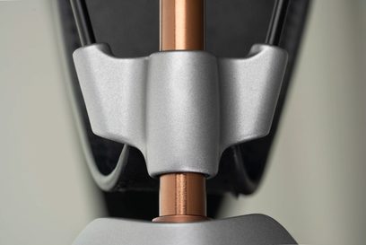 Åbne kablede hi-fi-hovedtelefoner Meze Audio Poet, nærbillede af en grå metalforbindelse og en cylindrisk gylden stang
