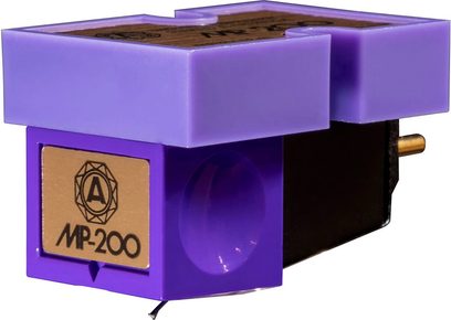Hi-fi pladespiller-pickup Nagaoka MP-200 i violet plast med øvre indlæg i trælook, gylden frontplade med logo, synlig nål og bagtil metalstik, set fra trekvart forfra