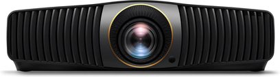 Benq W5850 siyah plastik videoprojektör, ön görünüm, dikey kanatçıklarla kabartmalı kasa, merkezde altın renkli bir halka ile çevrili cam objektif ve yan tarafta küçük yuvarlak sensör