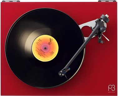 Toca-discos Rega Planar 3 vermelho lacado visto de cima com disco preto e braço de leitura reto preto