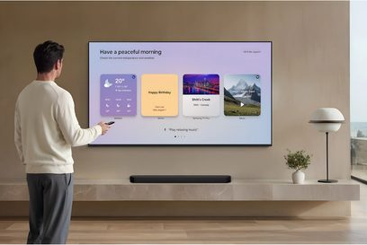 Samsung TMR85R85H vægmonteret fladskærms-tv, startskærm vist, forfra i en moderne stue