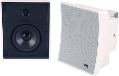 Hvid JBL Outrigger udendørs højttaler og sort indbygningshøjttaler, set forfra side om side