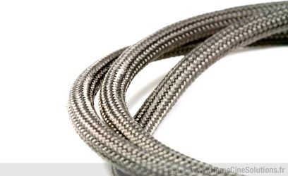 Gråmetallic flettet kabel, cylindriske rillede endestykker, bøjet ende, nærbillede, sidevisning