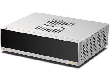 Transporte digital Matrix Audio NT‑1 gris plateado de aluminio, vista tres cuartos desde el frente derecho, panel frontal de vidrio negro liso con único botón de encendido dorado en la parte inferior izquierda, logotipo dorado «MA» a la derecha, lateral derecho y parte superior perforados con rejillas circulares y motivo ondulado central