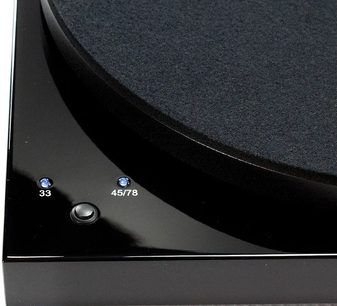 Pro-Ject Debut 3 Record Master DC sort lakeret pladespiller, delvist topbillede, mat sort pladedrev, sort tonarm