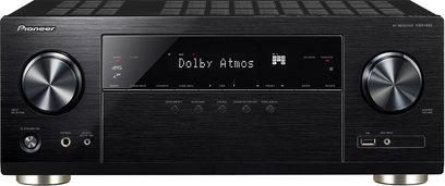 Wzmacniacz kina domowego Pioneer VSX-932 w kolorze czarnym, przedni panel z wyświetlaczem LCD, przyciskami i pokrętłami regulacyjnymi, portami USB i HDMI