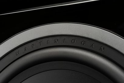 MartinLogan Dynamo 12 subwoofer, nærbillede af en sort og grå cirkulær del med præget skrift