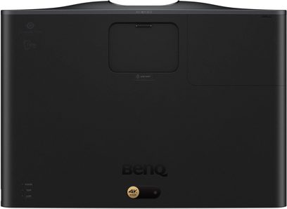 Proyector Benq W2720i, vista trasera, superficie negra texturizada, logotipo en la parte inferior, indicador 4K HDR dorado, zona de desplazamiento de lente centrada