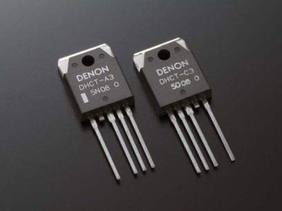 To Denon DHCT-A3 5N08 og DHCT-C3 5D08 5-bens effekttransistorer i sølvfarvet metal, set forfra