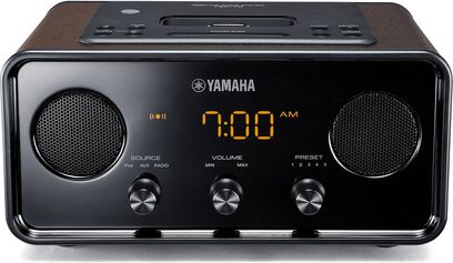 Hnědé rádio Yamaha TSX-70, pohled zepředu, oranžový LCD displej zobrazující „7:00 AM“, černá tlačítka a reproduktory