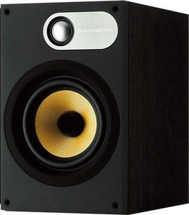 Bowers & Wilkins 686 sort bogreolhøjttaler, tæt forfra. Mat sort kabinet, gul højttaler, sølvfarvet logo
