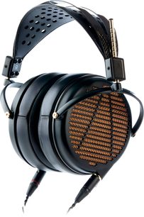 Offener Audeze LCD-4Z Kopfhörer aus perforiertem schwarzem Leder, mit durchbrochener Metallabdeckung, orangefarbenem geflochtenen Kabel, Dreiviertelansicht