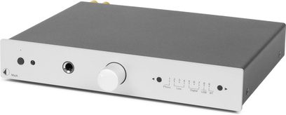 Pro-Ject MaiA sølvfarvet stereo hi-fi-forstærker, frontpanel med knapper og stik, forfra set på hvid baggrund
